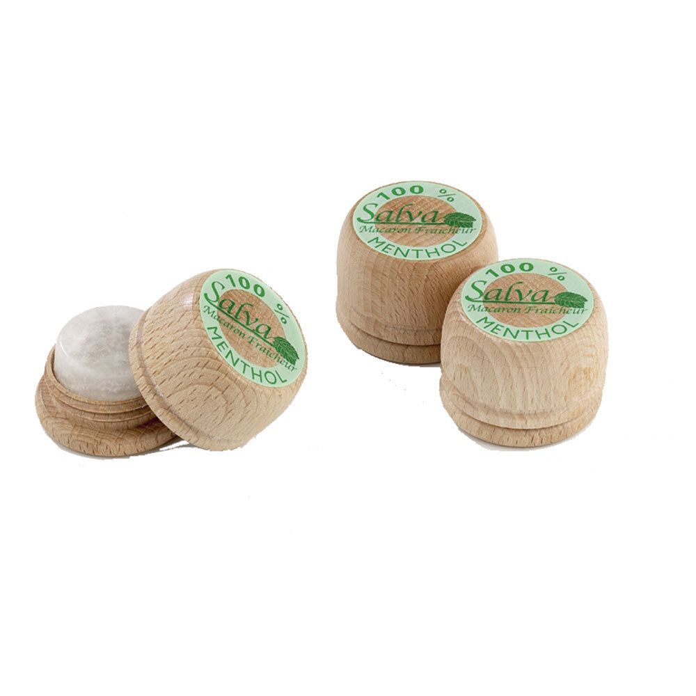 Drie ronde houten doosjes met groene etiketten. Eén doosje open, toont een witte vaste stof. Opschrift: Salva, Menthol.