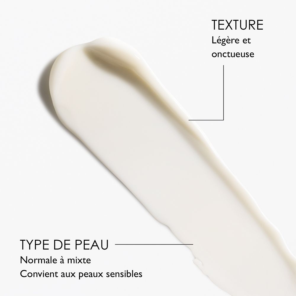 Close-up van crème. Textuur: licht en vettig. Huidtype: normaal tot gemengd. Geschikt voor de gevoelige huid.