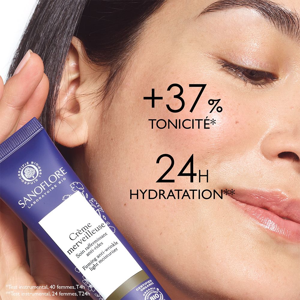 Vrouw met crème op het gezicht. +37% toniciteit. 24H hydratatie. Sanoflore Crème merveilleuse. Anti-rimpelverzorging.