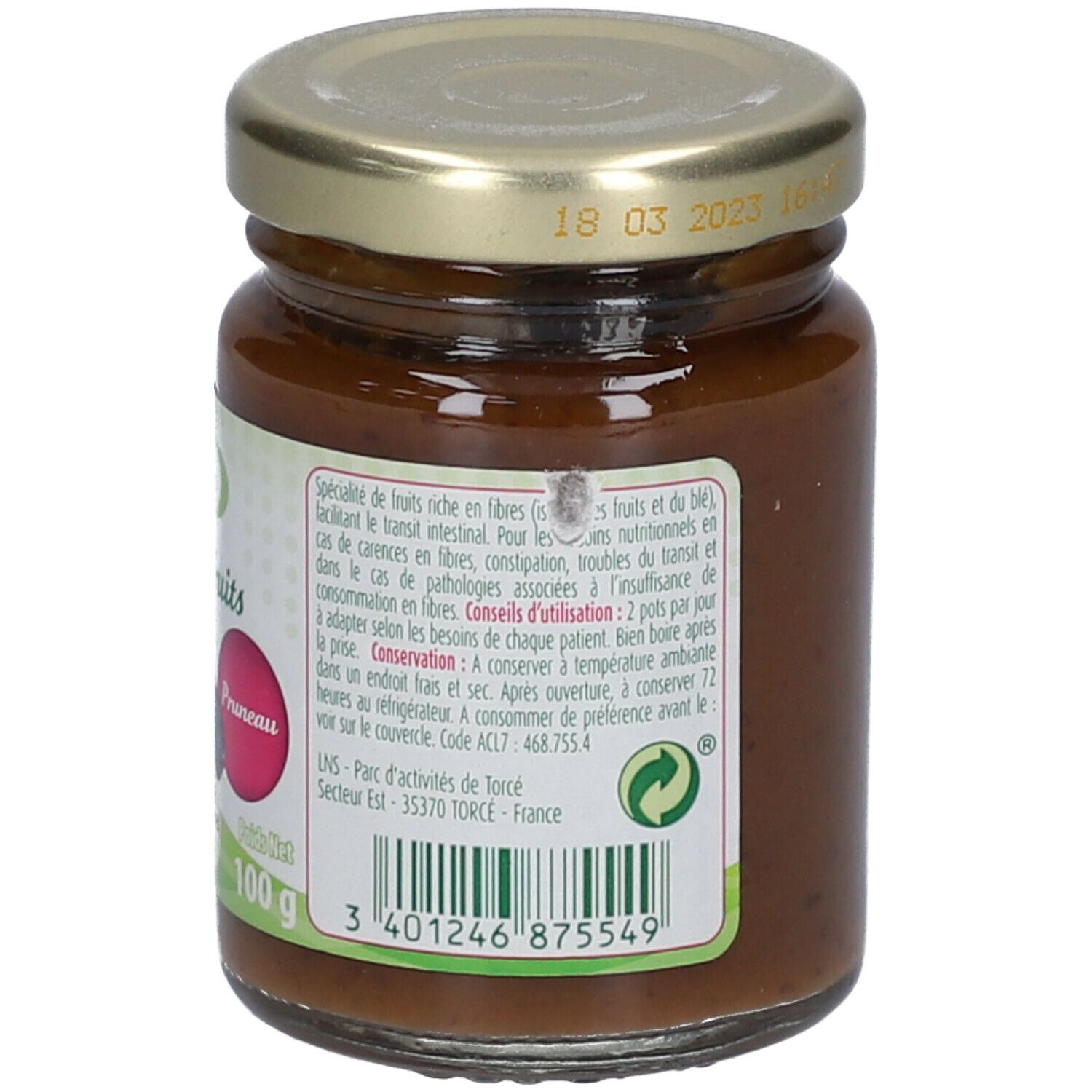Achterkant van de pot Fibreline fruitpuree met pruimen. Etiket met ingrediëntenlijst en voedingswaarde. Pot met metalen sluiting.