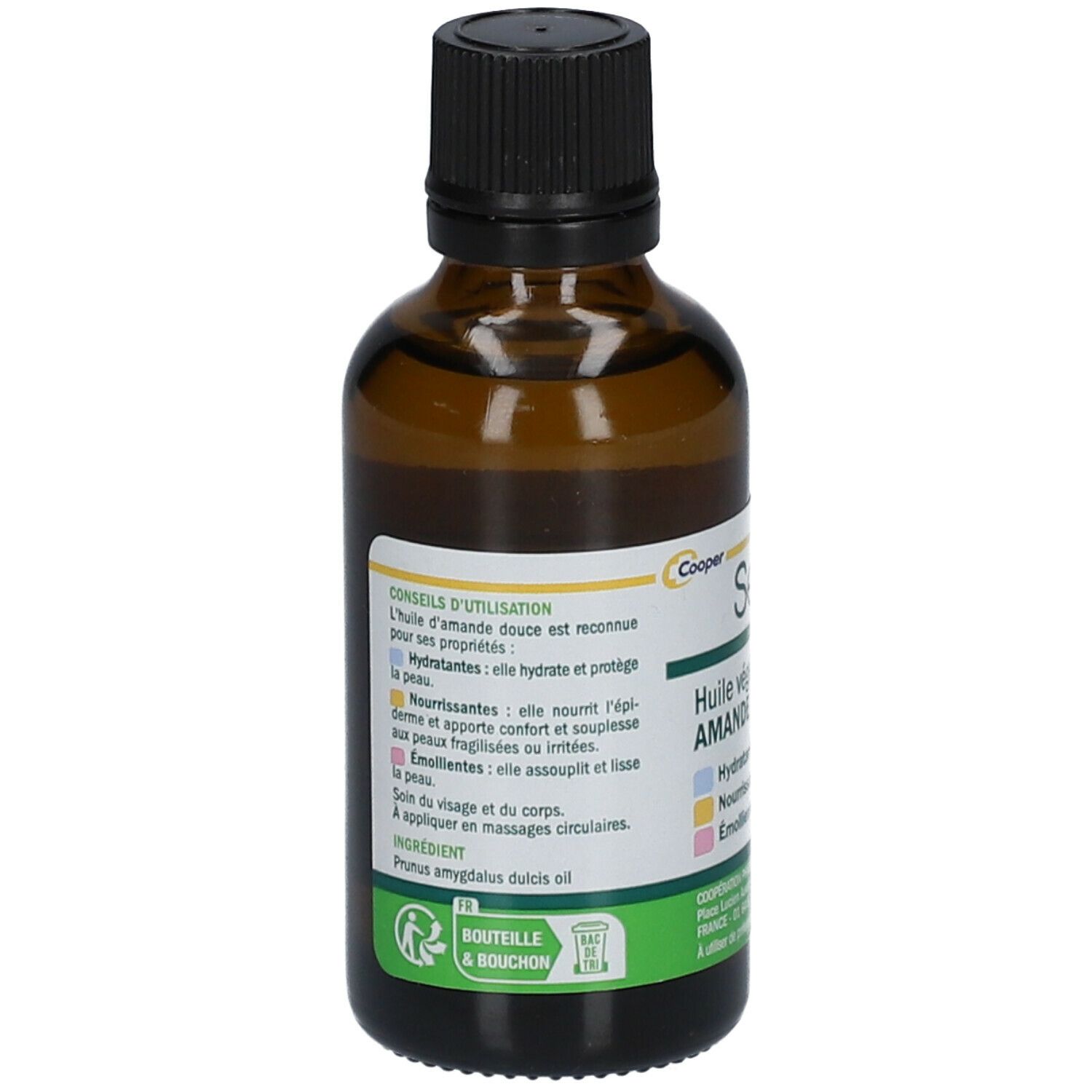 Bruine glazen fles met zwarte dop. Etiket met productinformatie en de tekst "Cooper Zoete Amandelolie".