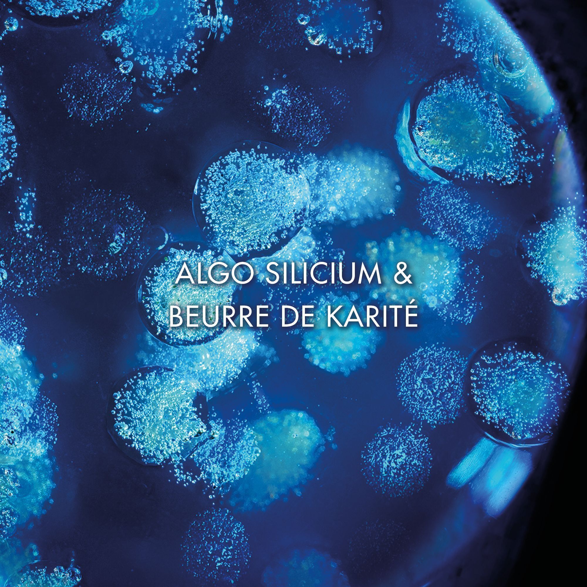 Close-up van blauwe vloeistofdruppels met tekst: ALGO SILICIUM & BEURRE DE KARITÉ.