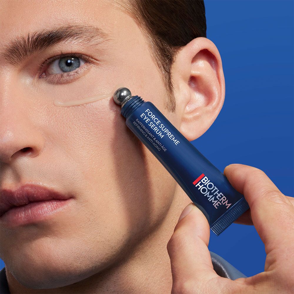 Man met serum-applicator op het oog. Tube met opschrift: Biotherm Homme, Force Supreme.