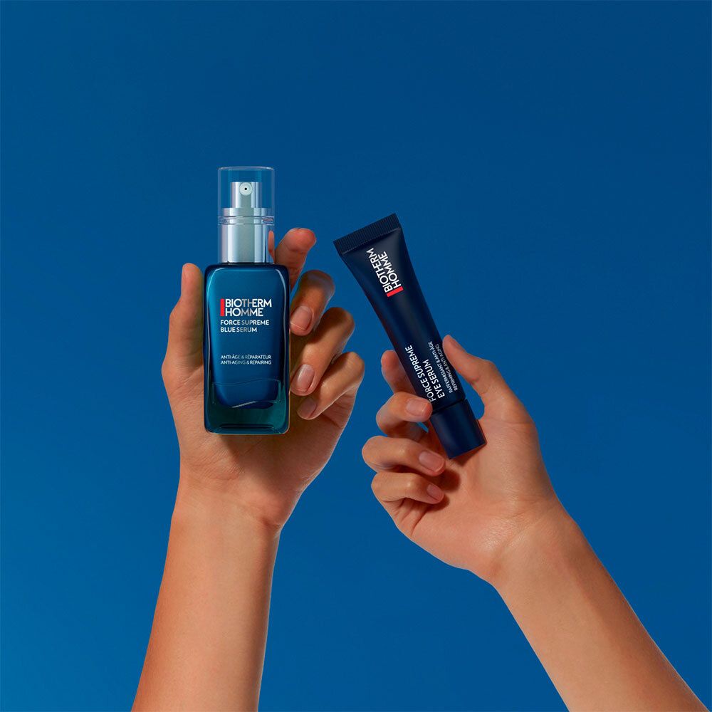Handen houden serumfles en tube vast. Opschrift: Biotherm Homme, Force Supreme Eye Architect Serum.