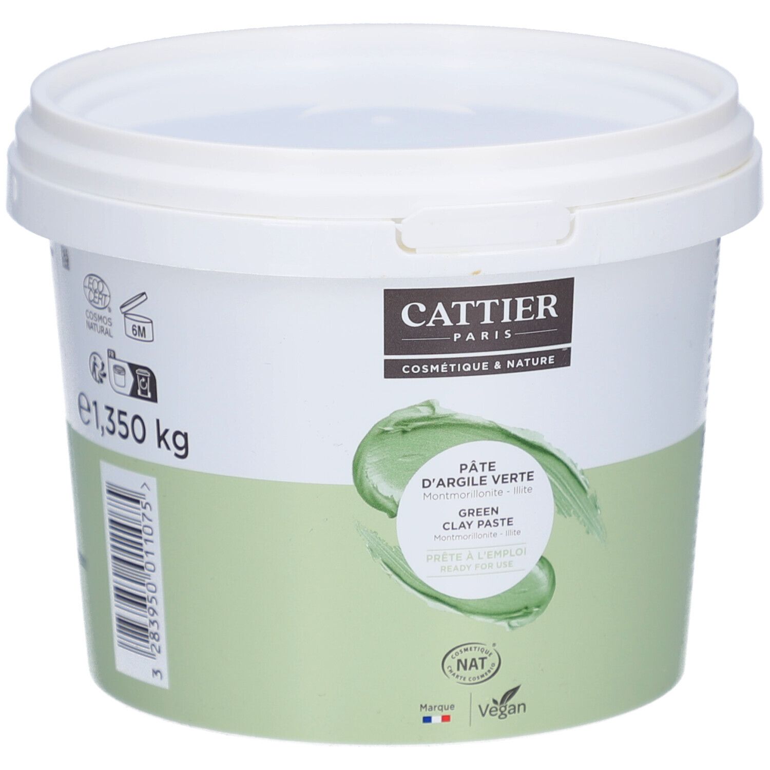 Seau blanc avec étiquette verte. Inscription: Cattier Paris, Pâte d'Argile Verte, 1,350 kg. Label Vegan.