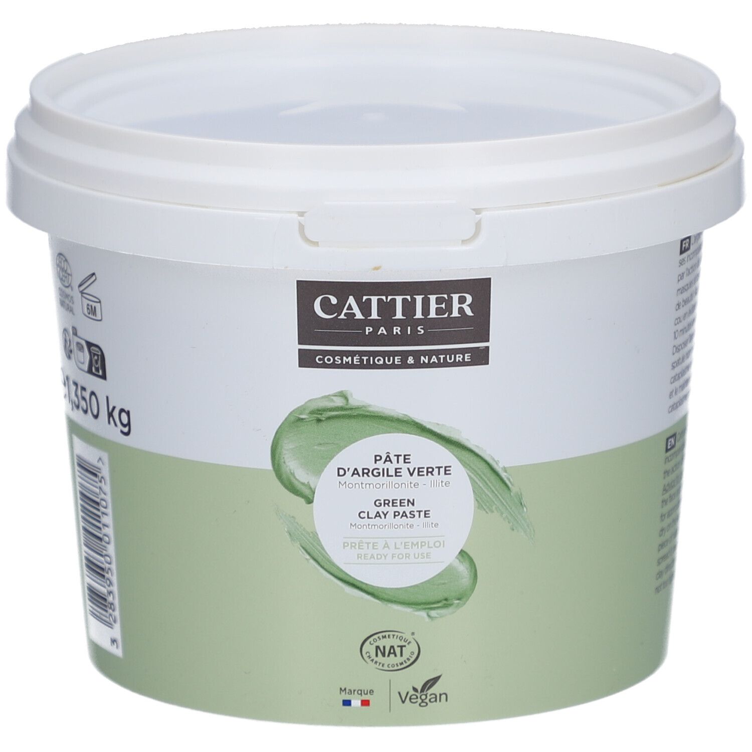 Seau blanc avec étiquette verte. Inscription: Cattier Paris, Pâte d'Argile Verte, 1,350 kg. Label Vegan.
