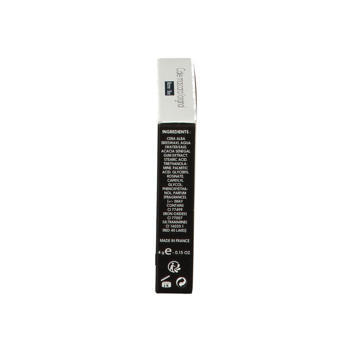 Witte mascaraverpakking met logo en productnaam. Schuine weergave.
