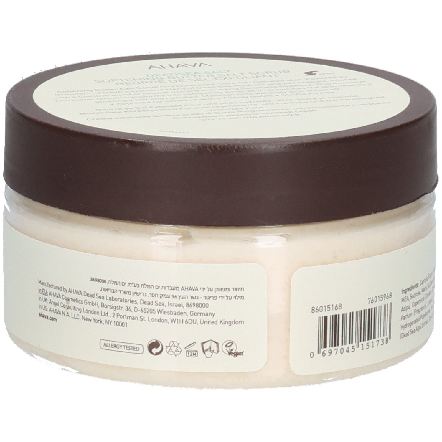 Achteraanzicht van het Ahava-product. Transparante pot met bruin deksel. Opschrift: fabrikantinfo, barcode, logo's.