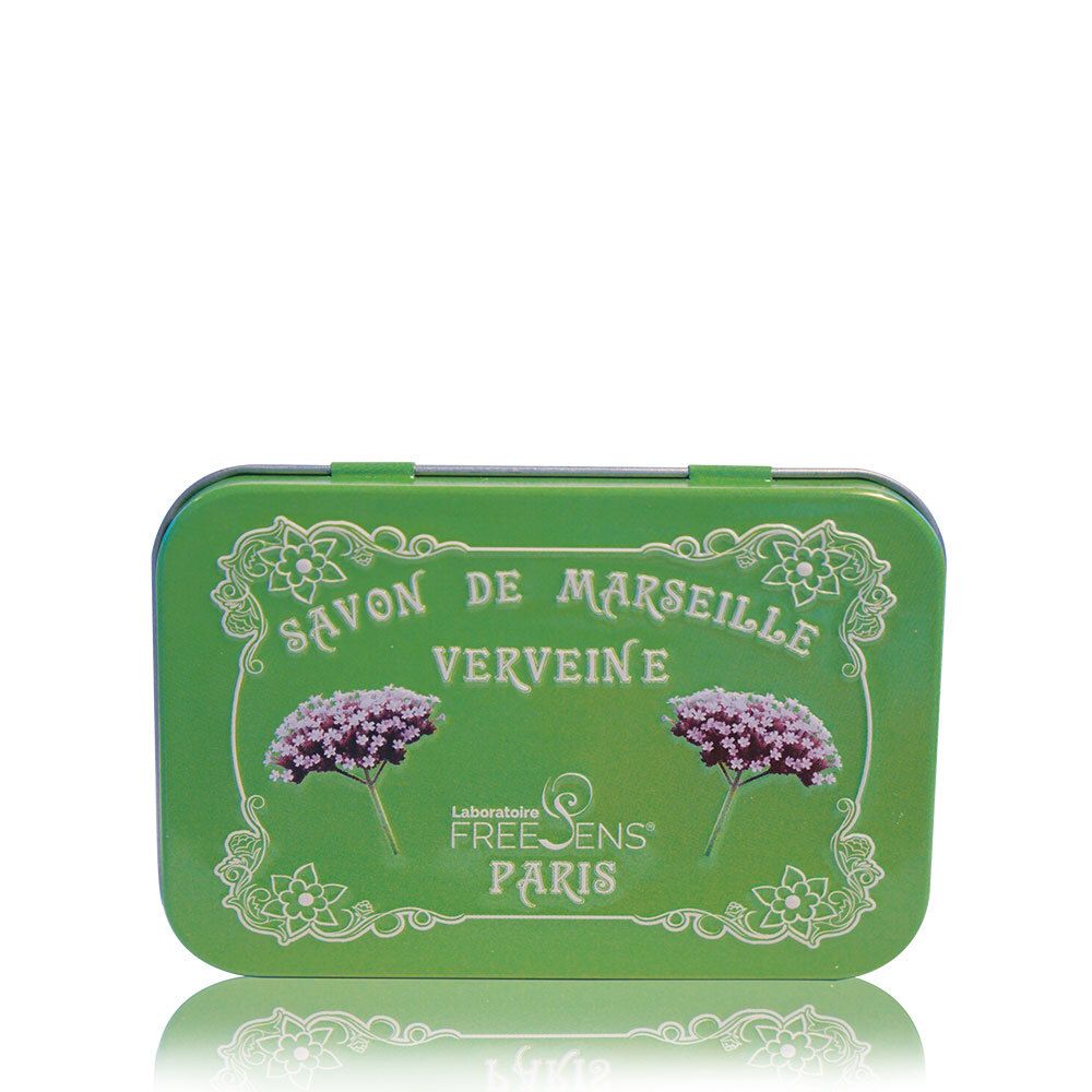 Groene metalen doos met opschrift SAVON DE MARSEILLE VERVEINE en bloemenillustraties. Merk: FREE SENS PARIS.