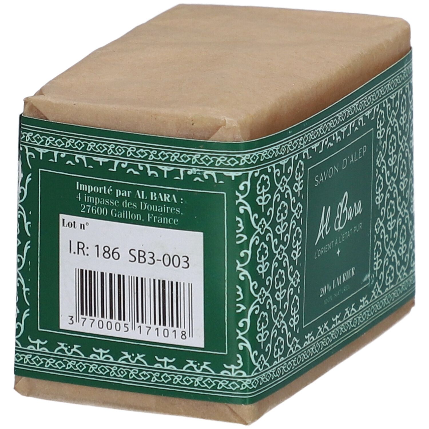 Zeep verpakt in papier. Groene band met bloemmotieven en tekst. Etiket met barcode en importeurinformatie.