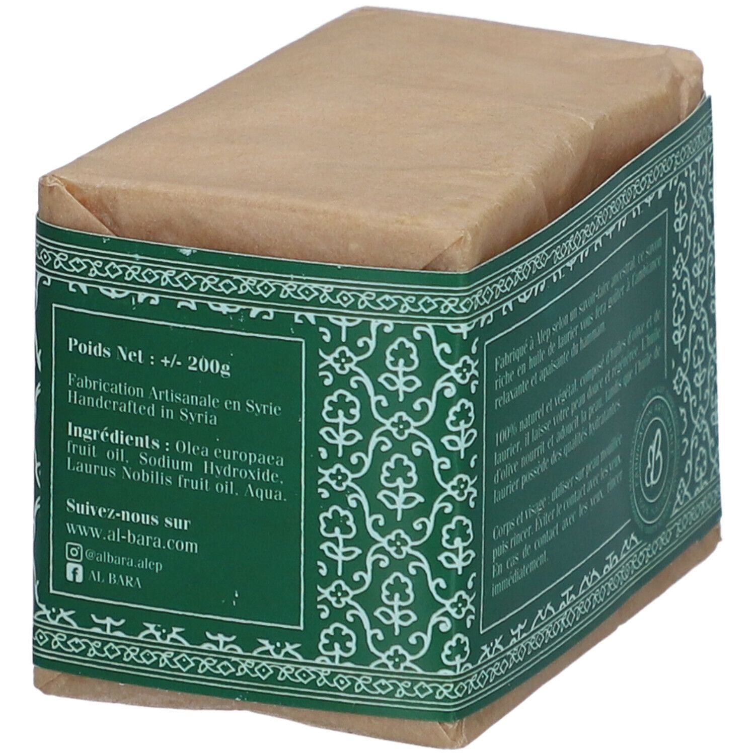 Zeep verpakt in papier. Groene band met bloemmotieven en tekst. Etiket met ingrediënten en gewicht.