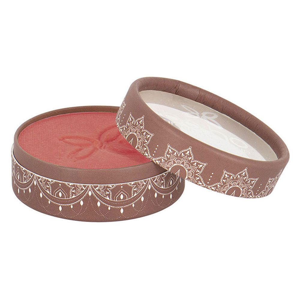 Boîte ronde de fard à joues ouverte. Fard rose avec motif. Emballage marron avec motif blanc.