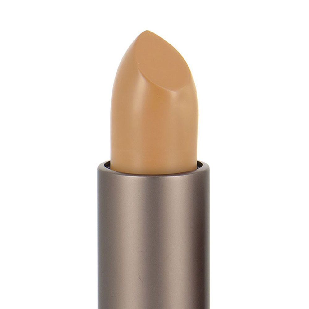 Close-up van een beige concealer stick. Zilverkleurige stick. Product is vrijstaand.
