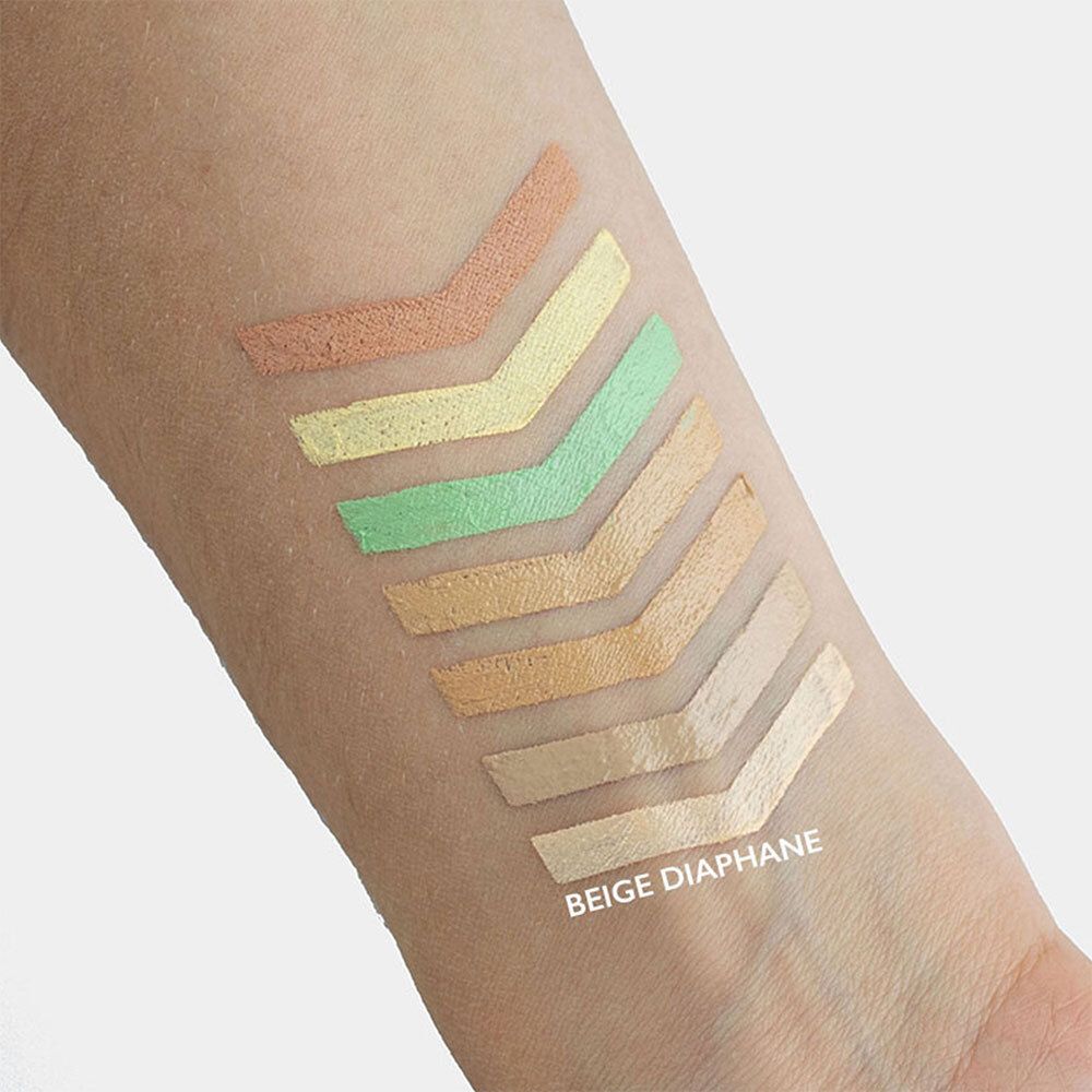 Bras avec différents échantillons de couleurs. Beige Diaphane est indiqué par une flèche.