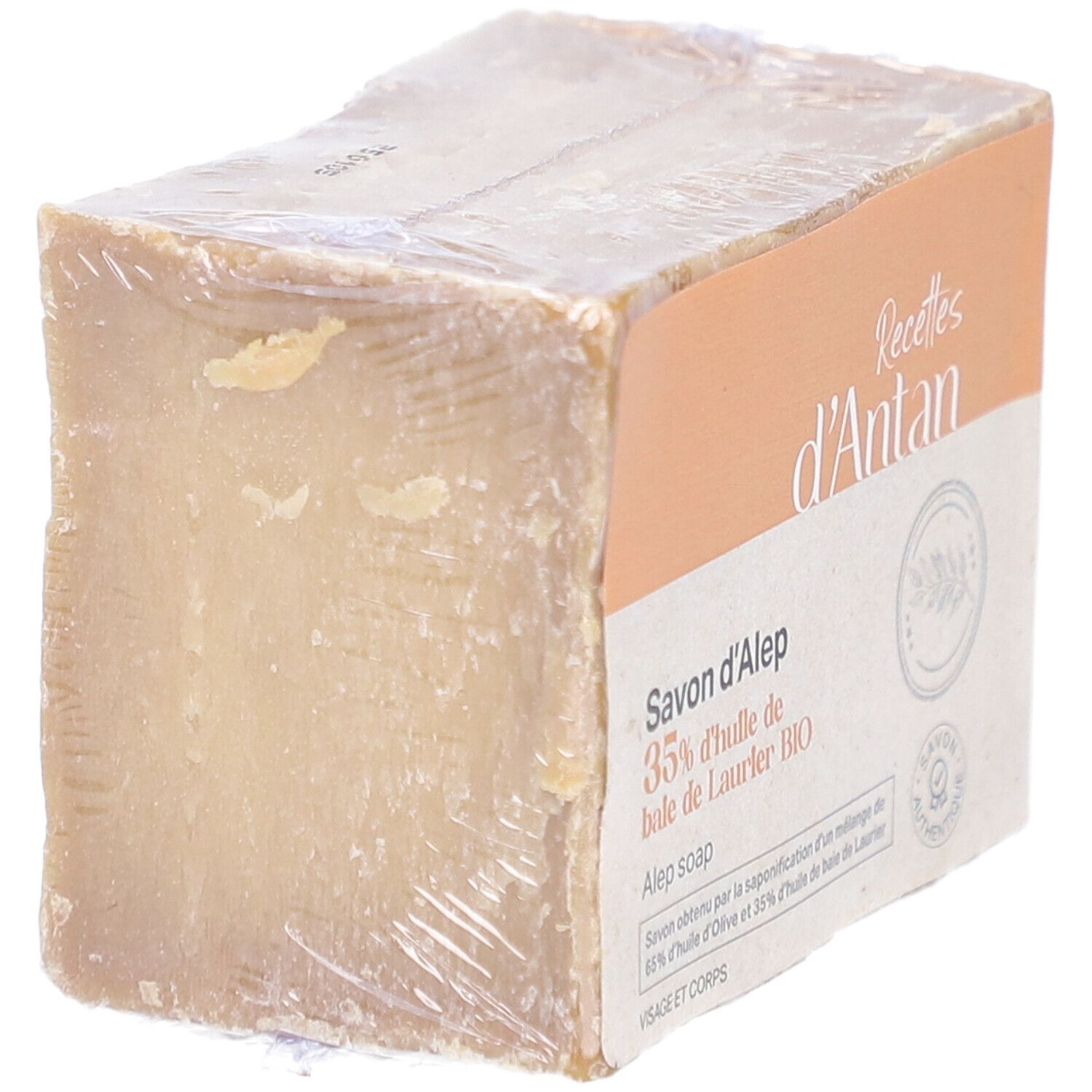 Savon rectangulaire emballé. Inscription "Recettes d'Antan Savon d'Alep 35% d'huile de bale de Laurier BIO" sur l'emballage.