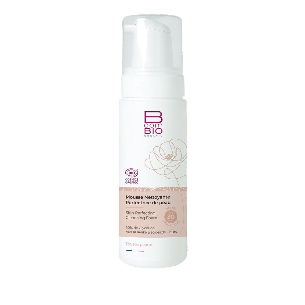 Witte fles met pomp. Opschrift: B COM BIO ORGANIC, Mousse nettoyante perfectrice de peau. Bio-certificering.