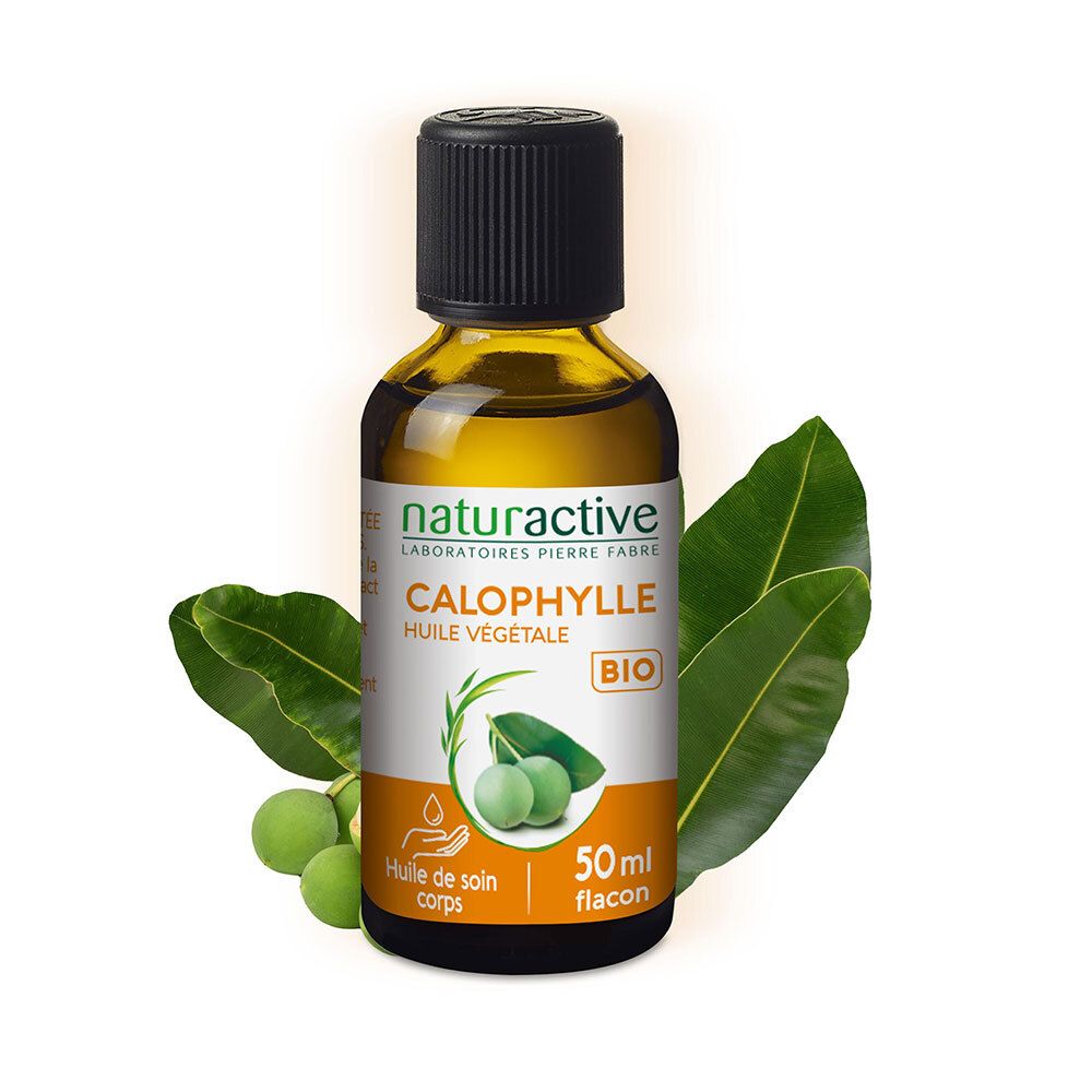 Flacon en verre brun, bouchon noir. Inscription: Calophylle Huile végétale BIO. Feuilles et fruits en arrière-plan.