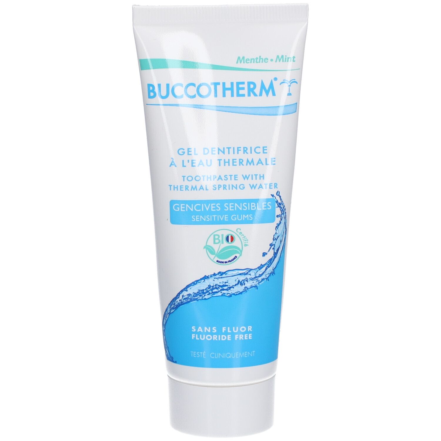 Tube de gel dentaire blanc, accents bleu-turquoise. Inscription: Buccotherm, Gel dentifrice à l'eau thermale, Gencives sensibles, label Bio.