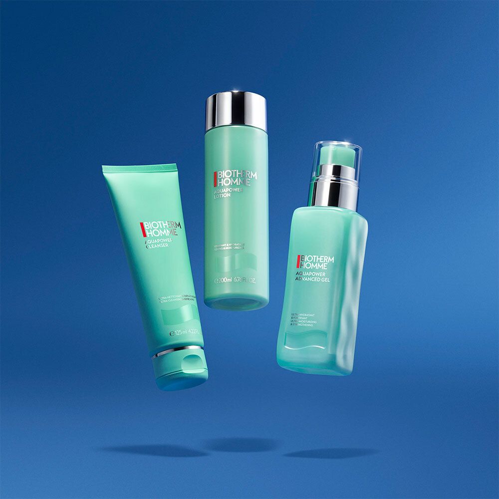 Drie producten: tube, fles en pompflacon. Turquoise, zilveren doppen. Opschrift: Biotherm Homme Aquapower.