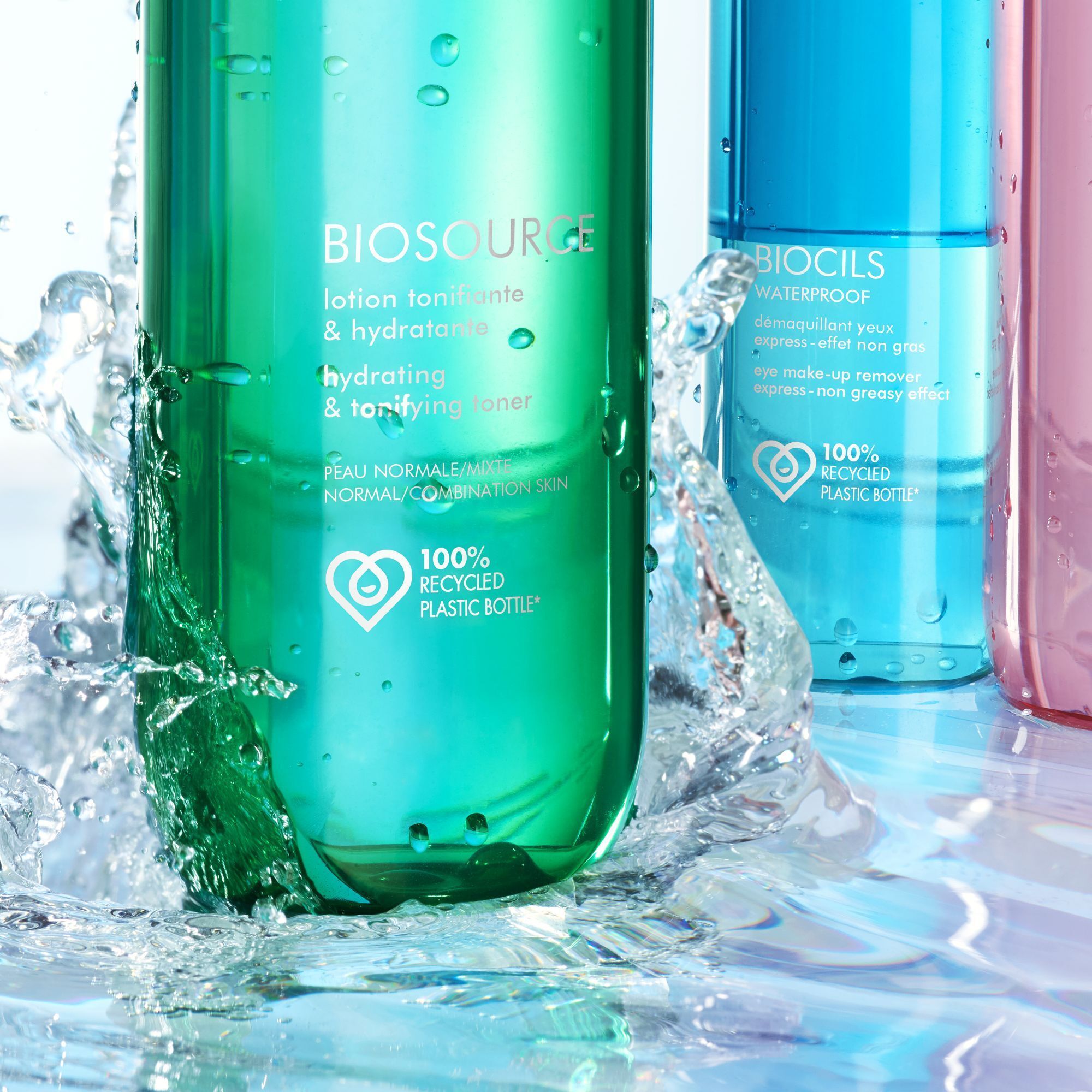 Close-up van groene en blauwe flessen. Opschrift: Biosource en Biocils. 100% gerecyclede plastic fles.