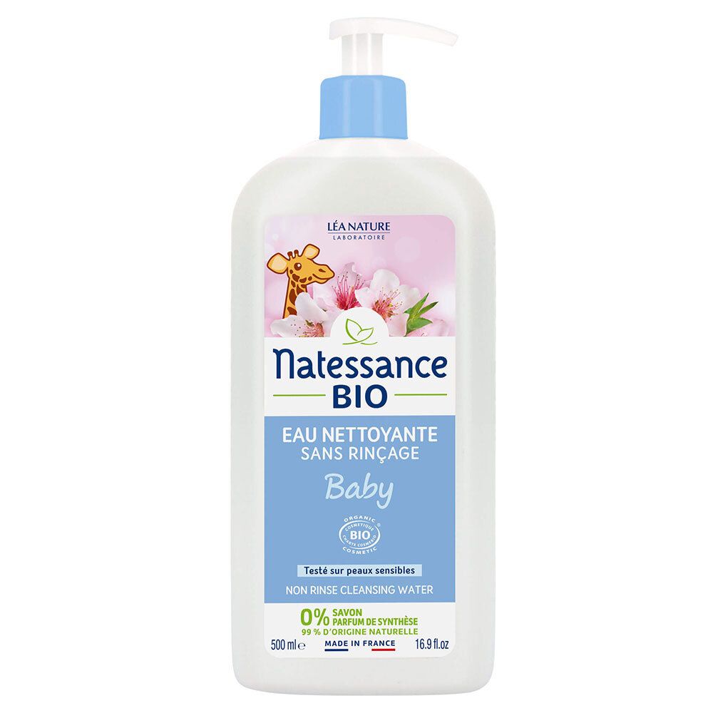 Witte fles met blauwe pomp. Opschrift: Natessance BIO, EAU NETTOYANTE SANS RINÇAGE Baby. Giraf illustratie en bio label.