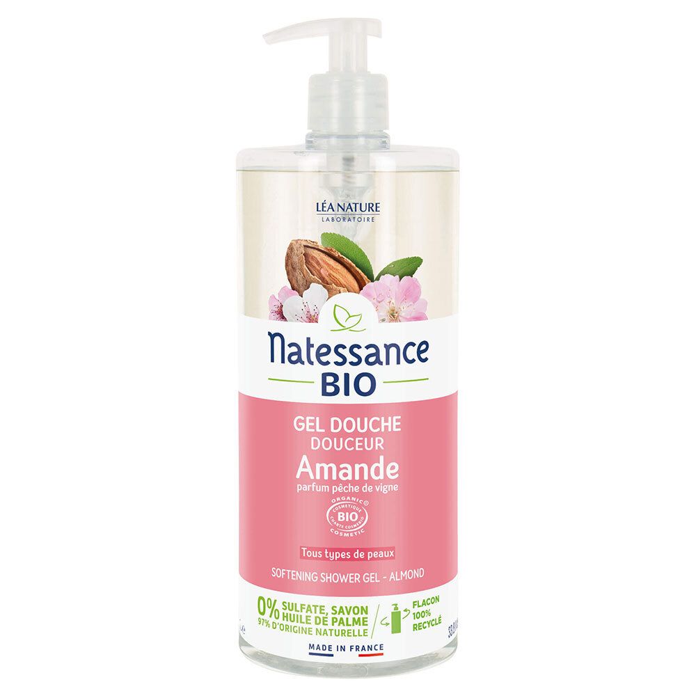 Transparante fles met doseerpomp. Etiket met productnaam, amandelillustratie en bio-label. Fles van gerecycled materiaal.