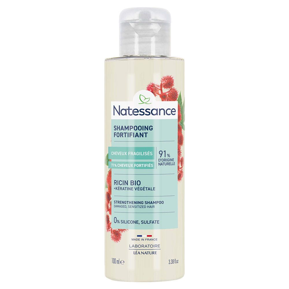 Shampoo fles met etiket. Merk Natessance. Tekst: Shampooing Fortifiant, Ricin Bio, Kératine Végétale. 0% siliconen, sulfaat.