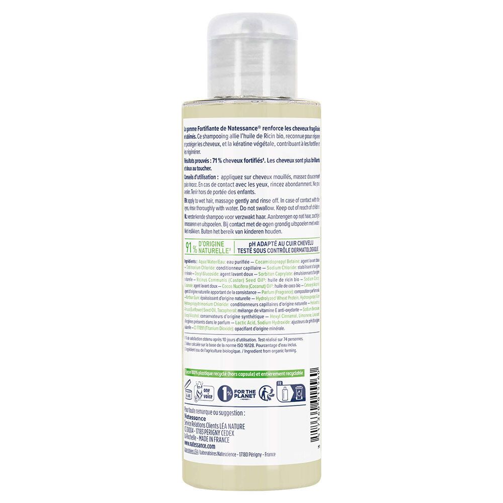 Achterkant van een shampoo fles. Tekst: ingrediënten, gebruiksaanwijzing, certificeringen. Merk Natessance. 91% van natuurlijke oorsprong.