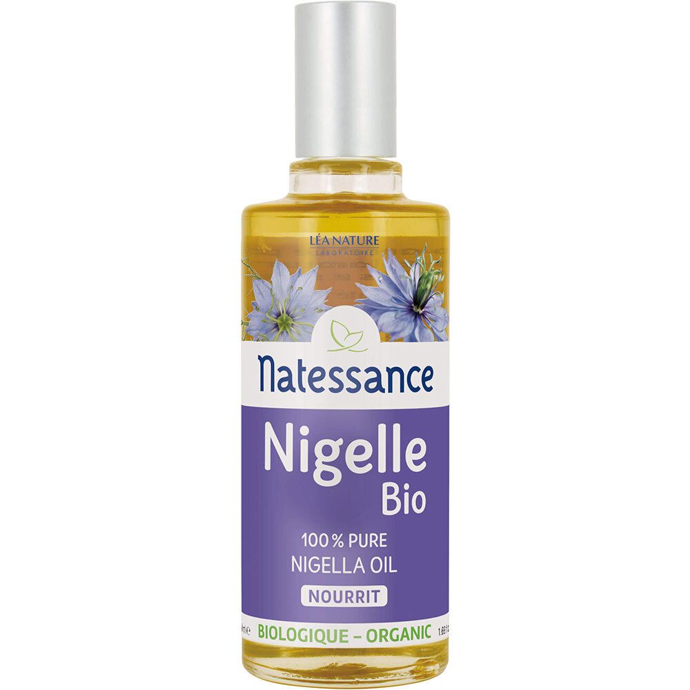 Glazen fles met zilveren dop. Etiket met "Natessance Nigelle Bio" en bloemmotief. Zwarte komijnolie.