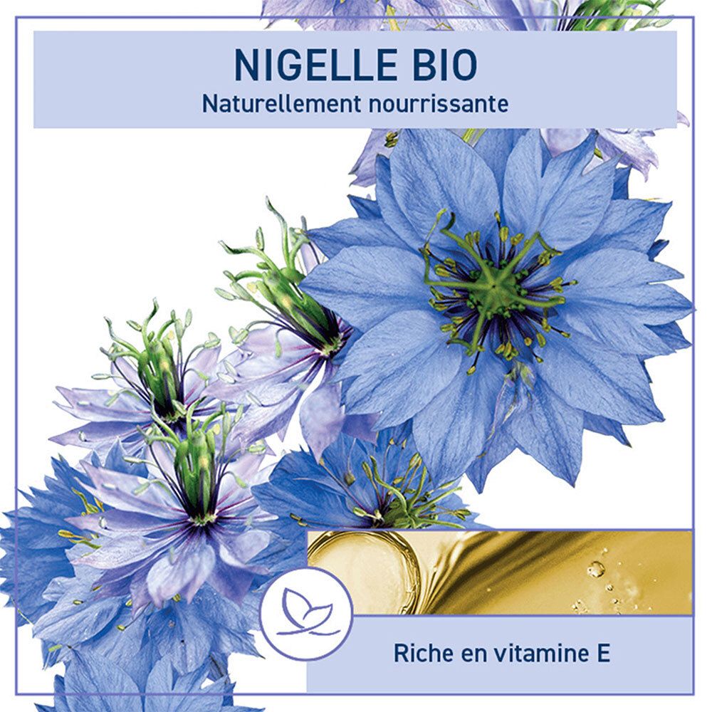 Close-up van blauwe bloemen en olie. Opschrift: Nigelle Bio, Riche en vitamine E. Met logo.