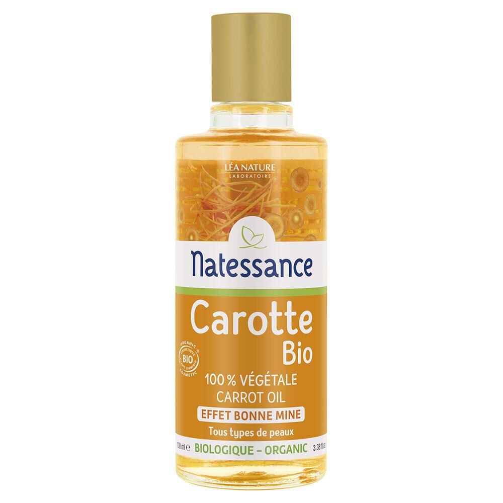 Glazen fles met gouden dop. Etiket met "Natessance Carotte Bio" en "100% Végétale Carrot Oil".