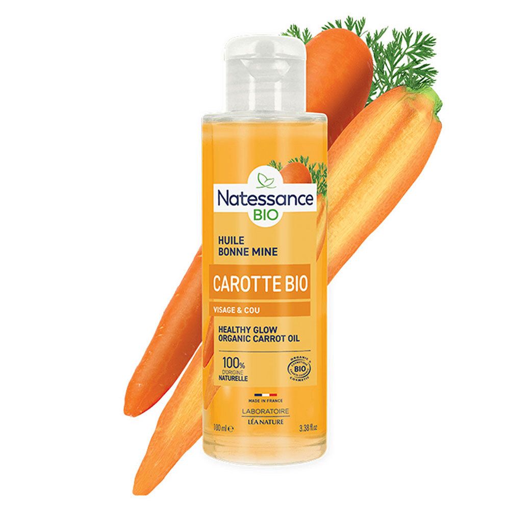 Fles met product, wortelen en plakjes. Productnaam en bio-certificering zichtbaar.