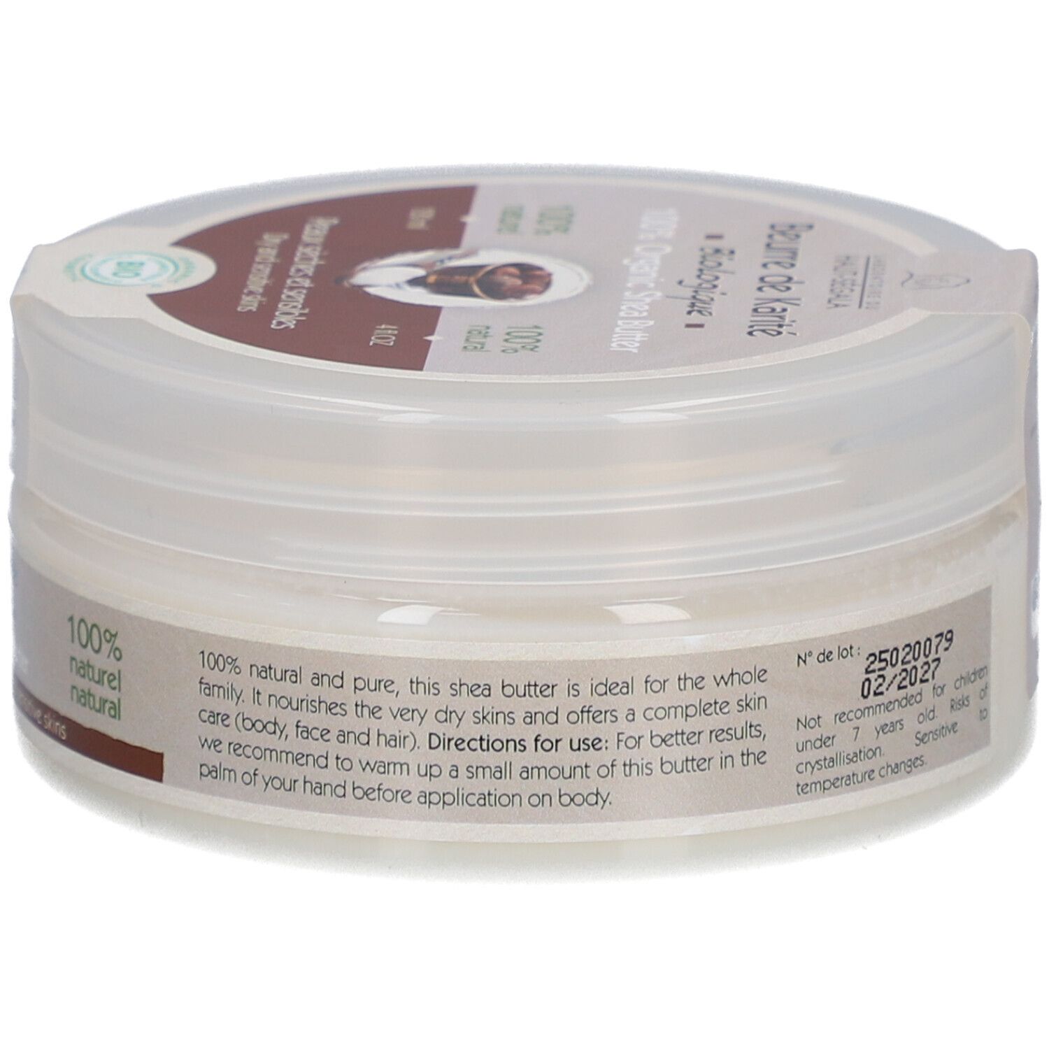 Cilindrische pot met deksel. Opschrift: Beurre de Karité Biologique, 100% Organic Shea Butter. Bio-label. Tekst en houdbaarheidsdatum.