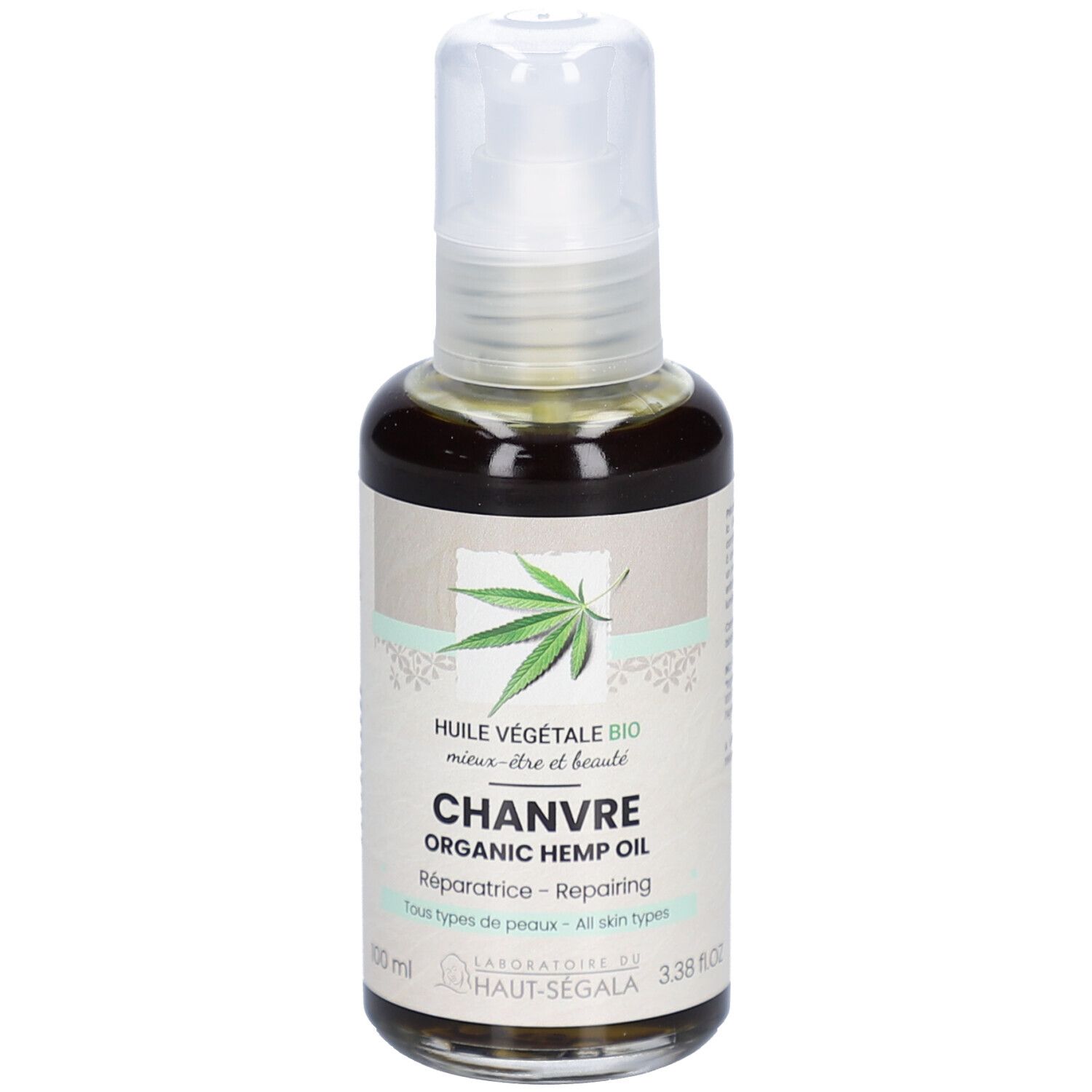 Bruine glazen fles met pomp. Etiket met hennepplant, tekst: Huile Végétale Bio, Chanvre, Organic Hemp Oil. Merk: HAUT-SEGALA.