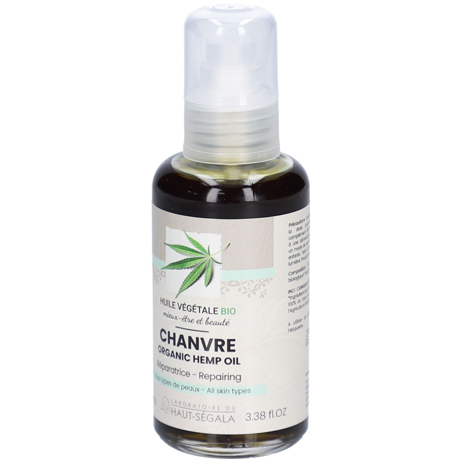 Bruine glazen fles met pomp. Etiket met hennepplant, tekst: Huile Végétale Bio, Chanvre, Organic Hemp Oil. Merk: HAUT-SEGALA.
