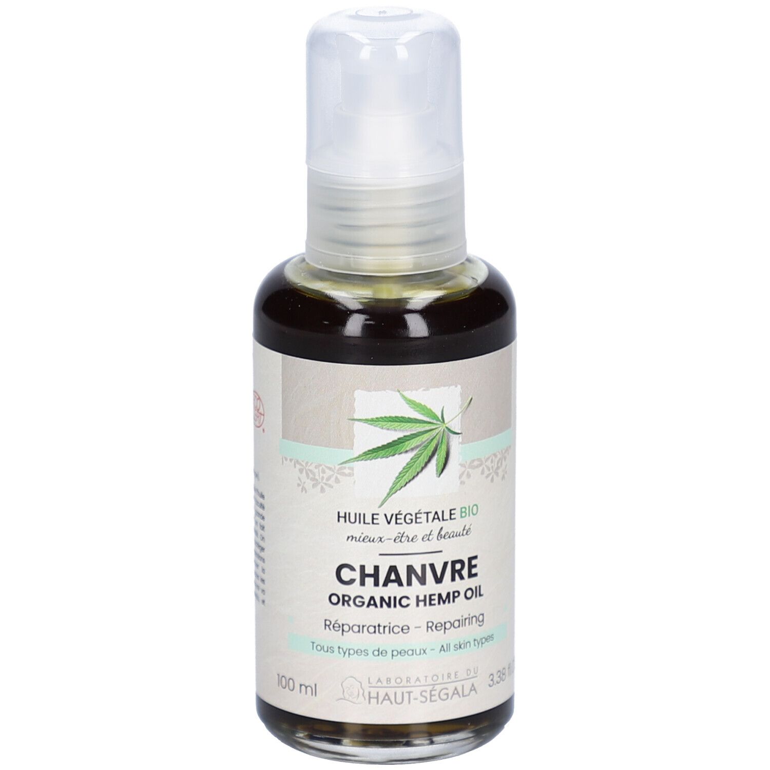Bruine glazen fles met pomp. Etiket met hennepplant, tekst: Huile Végétale Bio, Chanvre, Organic Hemp Oil. Merk: HAUT-SEGALA.