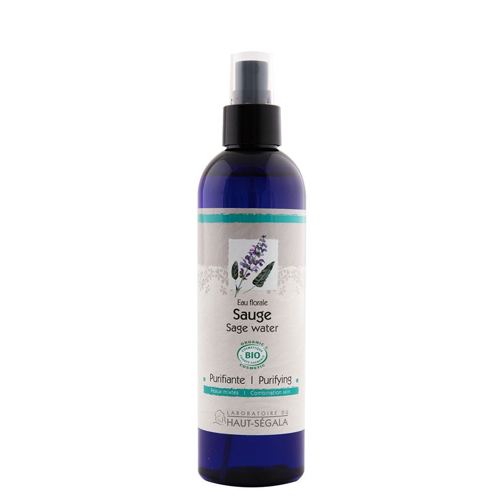 Flacon bleu transparent avec vaporisateur noir. Étiquette avec nom du produit, label bio et logo.
