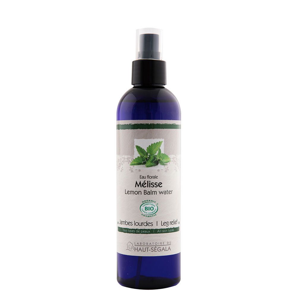 Blauwe spuitfles met etiket. Opschrift: Eau florale Mélisse, Lemon Balm water. Bio-certificering.