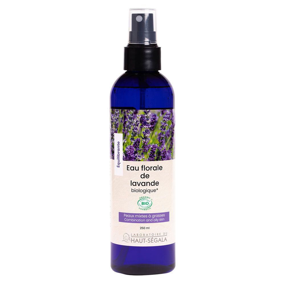 Flacon pulvérisateur bleu avec étiquette lavande. Inscription: Eau florale de lavande biologique. Certification bio.