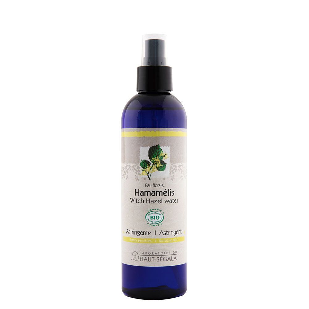 Blauwe fles met verstuiver. Opschrift: Hamamélis Witch Hazel water. Bio-certificering. Gele streep.