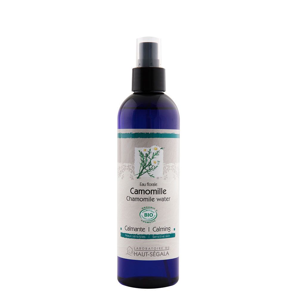 Flacon spray d'eau florale. Verre bleu, tête noire. Inscription: Camomille, certification Bio, Laboratoire du Haut-Segala.