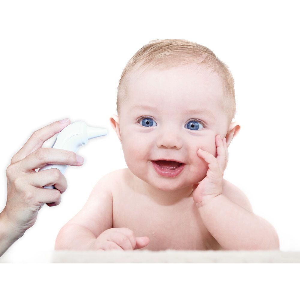 Baby met blauwogig gezicht. Een hand houdt een witte oorthermometer bij het oor.