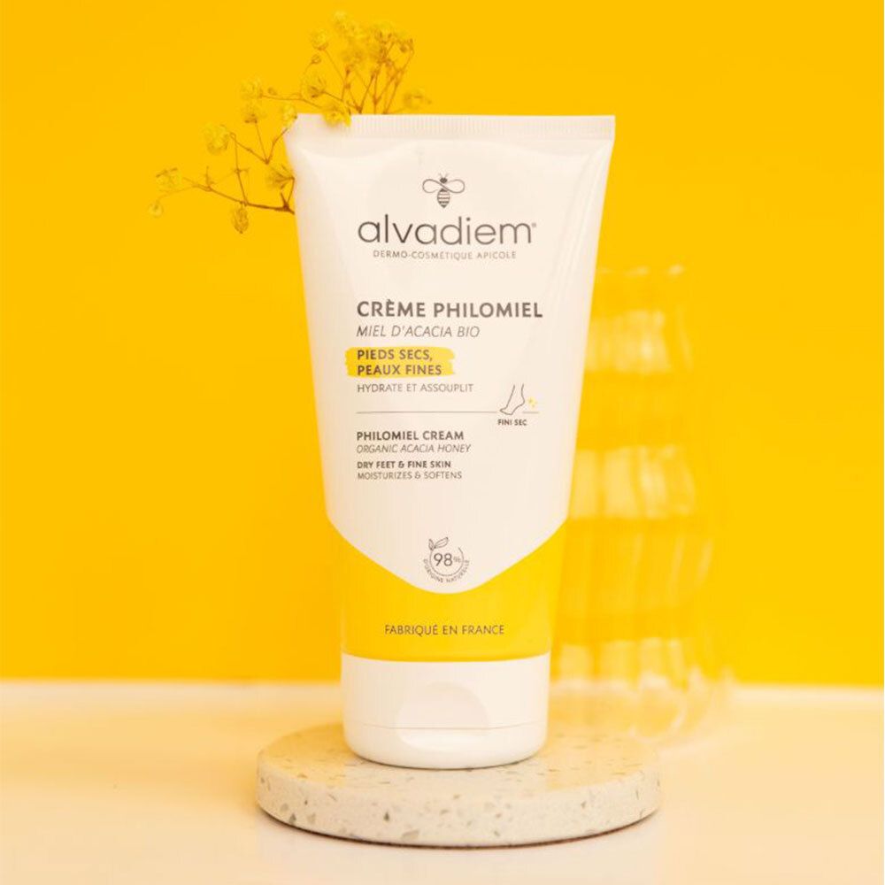 Tube blanc et jaune sur socle, fond jaune. Inscription : Crème Philomiel, Miel d'Acacia Bio. Marque : Alvadiem.