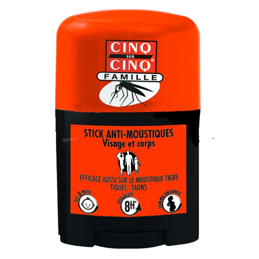 Oranje en zwarte anti-muggenstick. Opschrift: CINQ SUR CINQ FAMILLE, STICK ANTI-MOUSTIQUES. Pictogrammen: baby, zwangere vrouw, 8H.