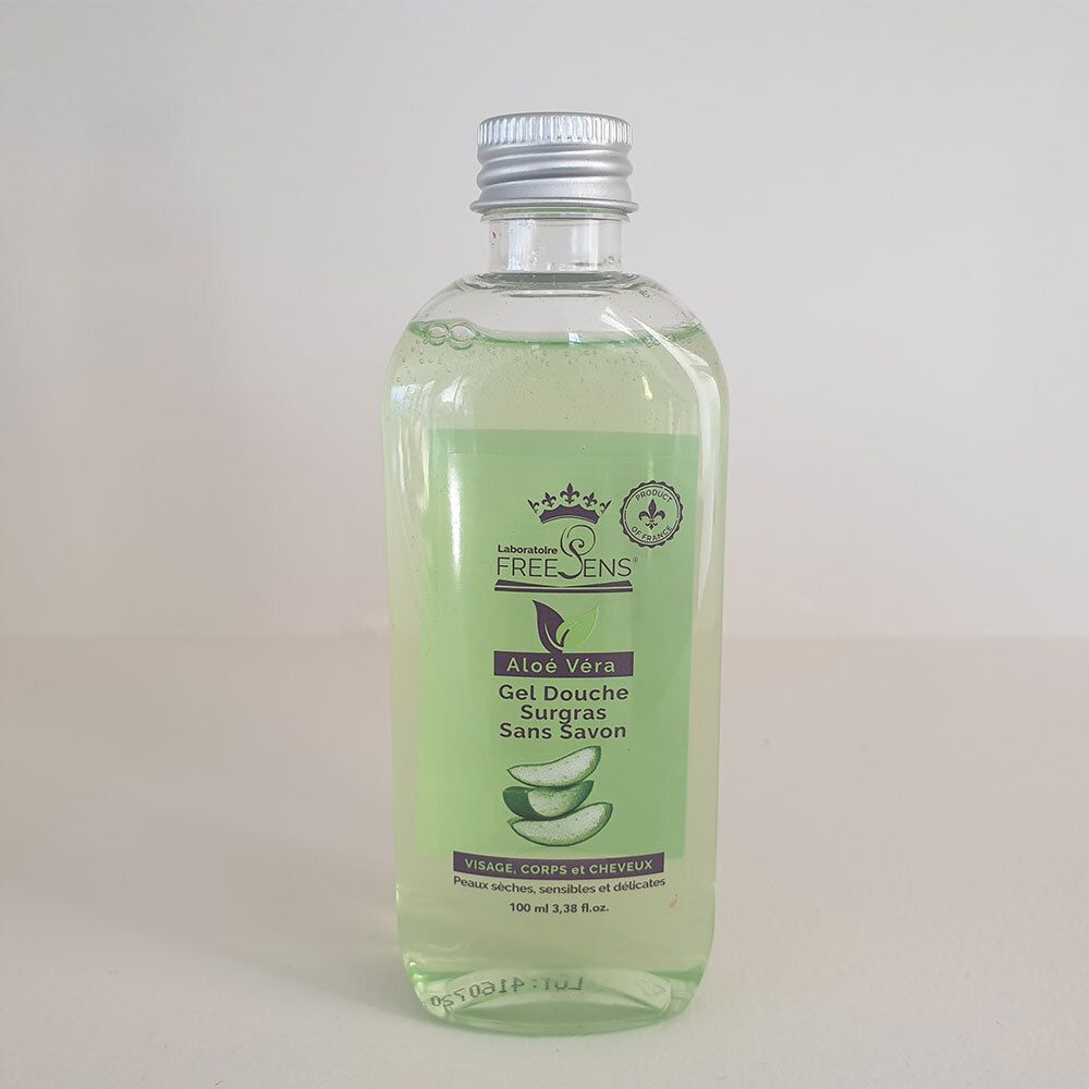 Flacon transparent rempli de gel vert. Étiquette avec Aloe Vera, nom du produit et logo. Bouchon argenté.