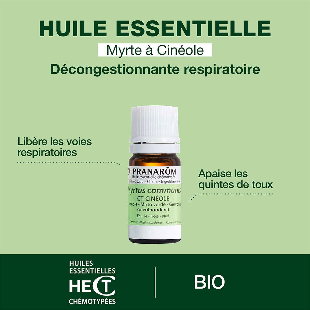 Groene achtergrond met fles. Tekst: Huile Essentielle Myrte à Cinéole. Décongestionante respiratoire. BIO.