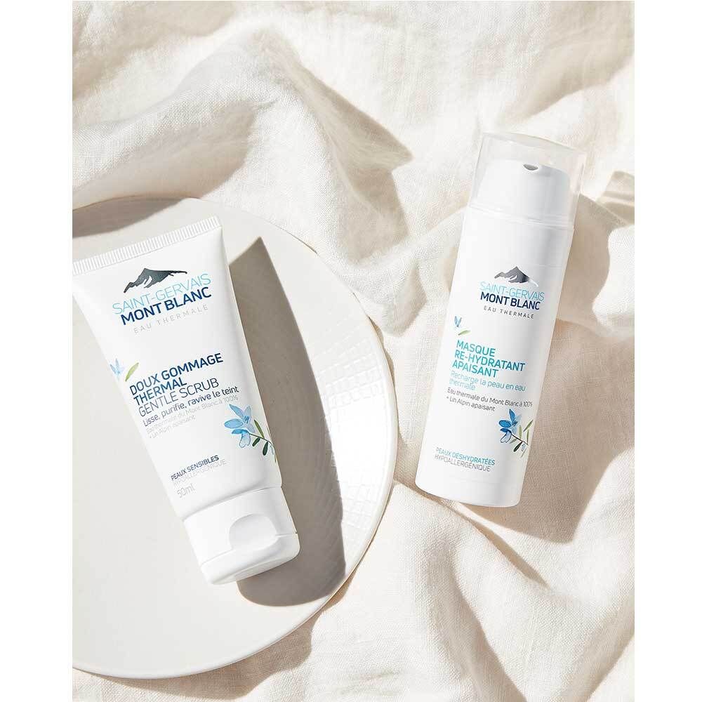 Deux produits sur une assiette blanche. À gauche : tube. À droite : flacon. Tous deux avec impression bleue. SAINT-GERVAIS MONT BLANC.