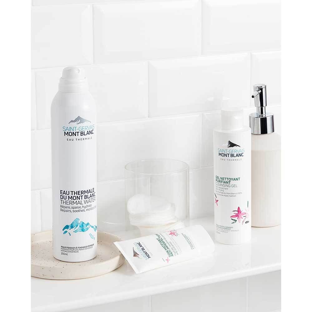 Verschillende Saint Gervais producten. Thermisch water, reinigingsgel, hydraterende crème. Witte achtergrond.