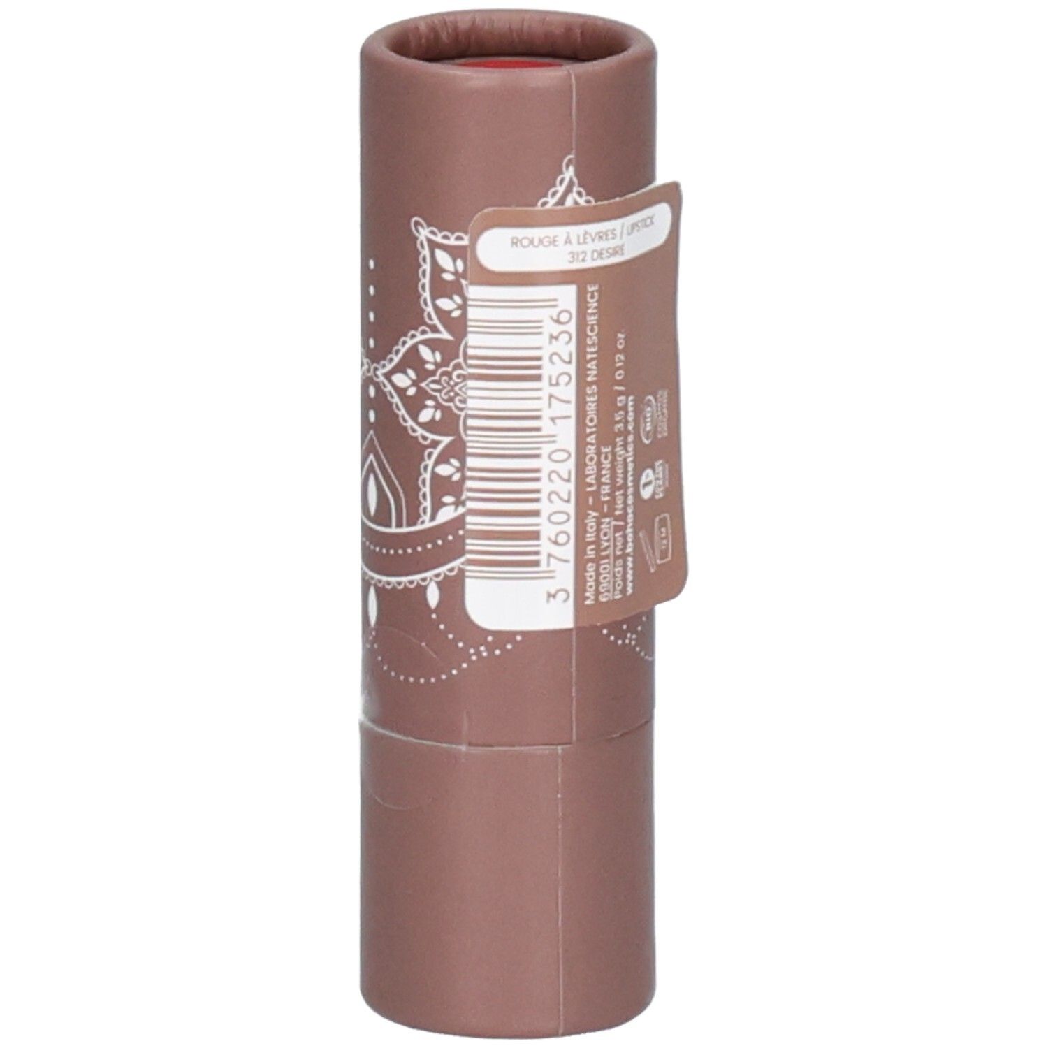 Lippenstift in bruine kartonnen verpakking. Label met barcode en productnaam. Merk: bo.ho green make-up.