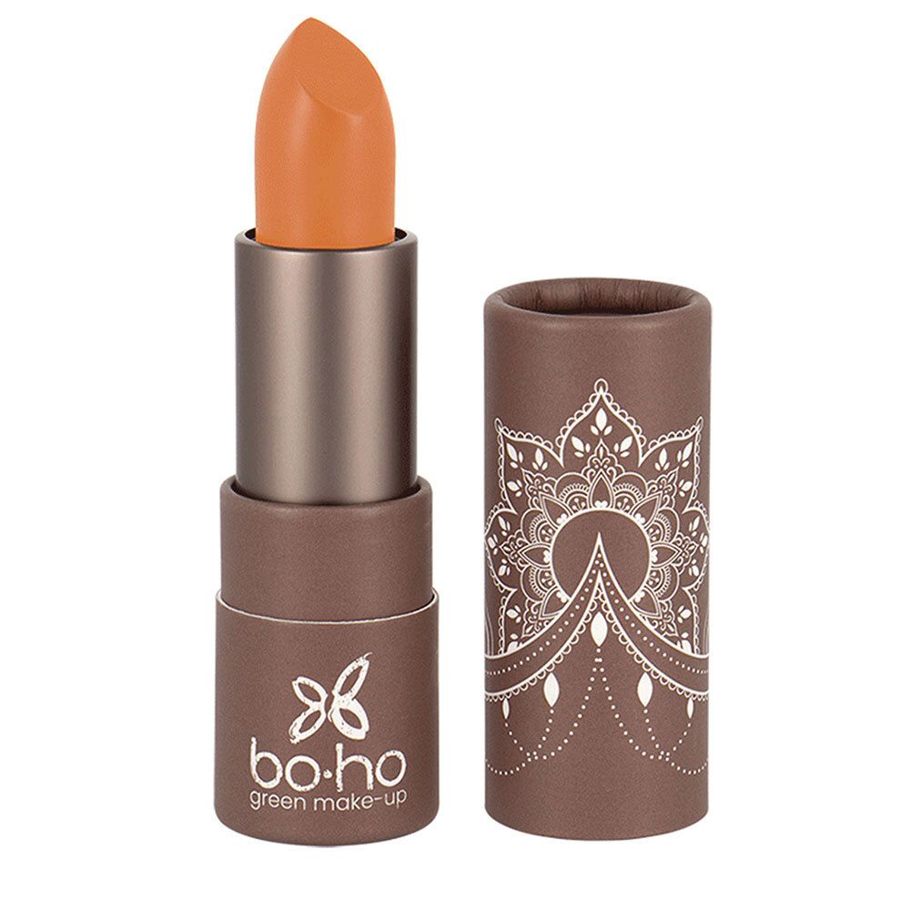 Rouge à lèvres orange dans un étui marron. Marque : bo.ho green make-up. Étui avec motif mandala et texte.
